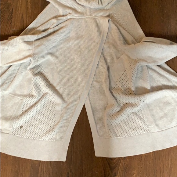 Lululemon Athletica hooded sweater, cut-out back - Picture 2 of 3